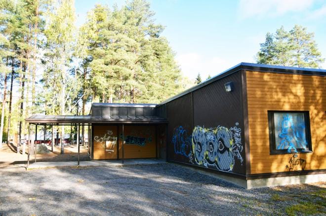 Tyhjillään seisovaa Vanhan Vaasan koulua töhritään ja rikotaan. Alueen asukkaat pitävät tärkeänä, että rakennus puretaan nopeasti. Kuva: Raija Koivisto