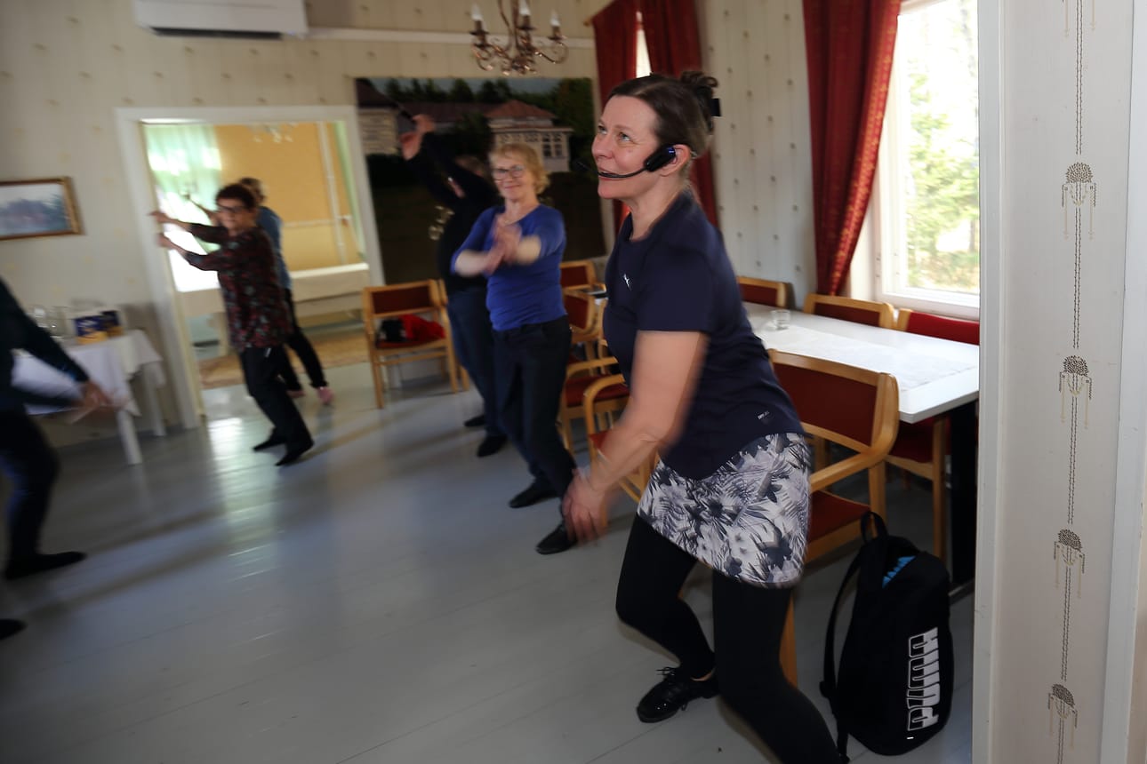 Saila Iisakka veti vauhdikasta SuMu-jamit -tapahtumaa tiistaina Revonlahdella.