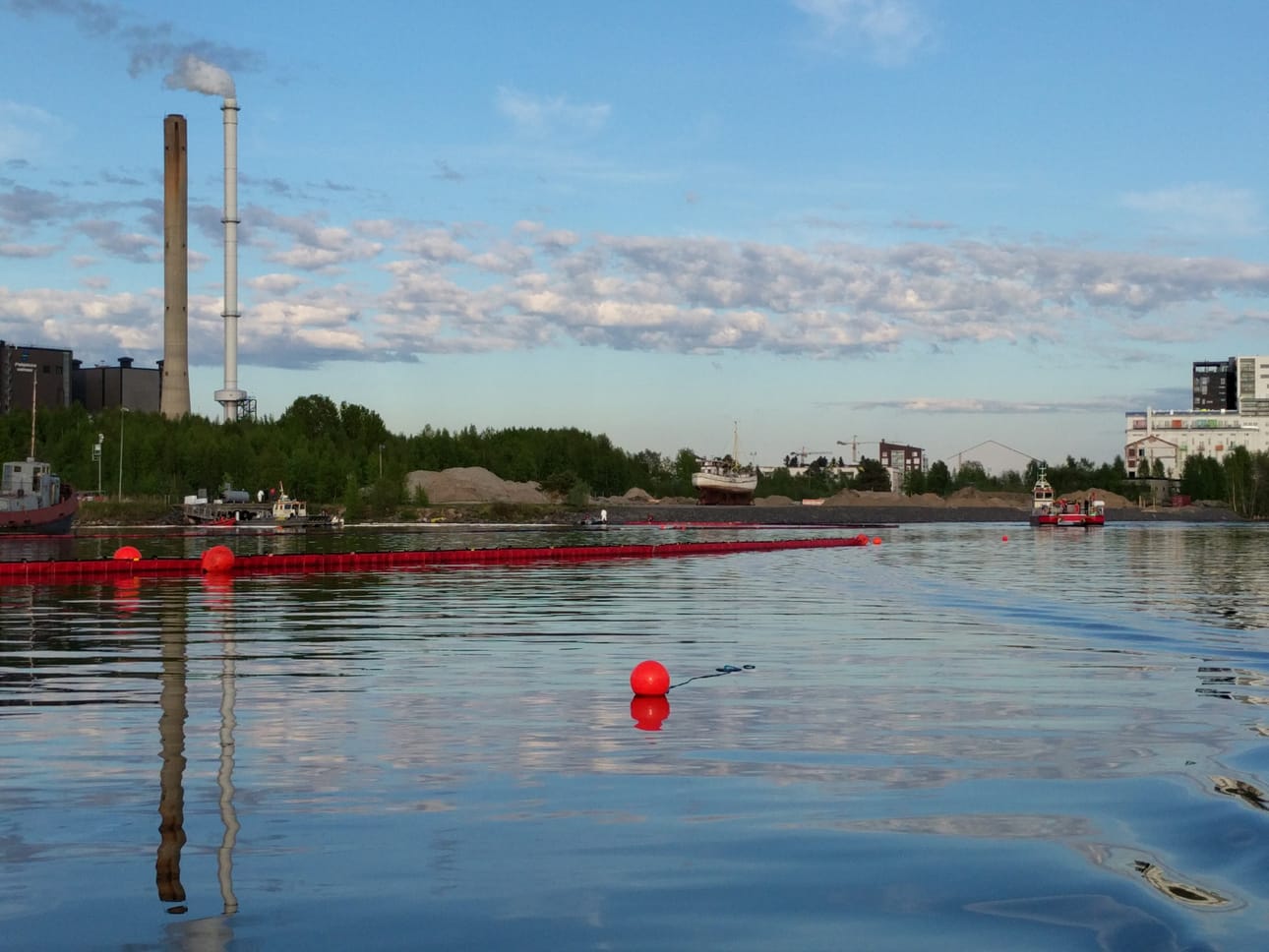 Toppilassa siivoavat öljyvahingon jälkiä.