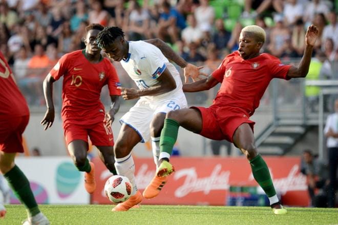 Italian Moise Kean (20) ja Portugalin Quina (10) sekä Florentino (6) kamppailevat irtopallosta. Kuva: Mikko Stig