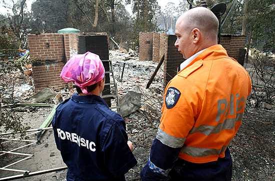 Tiedon perheenjäsenten kuolemasta saaneet lohduttivat toisiaan maanantaina Marysvillessä Australiassa.