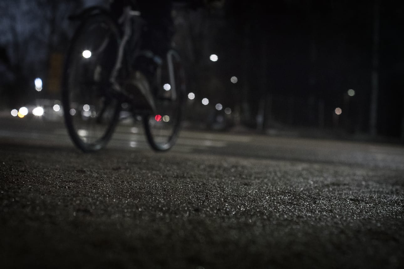 Lukijan taannoisen seurannan mukaan vain harva koululainen käyttää polkupyörässään valoja pimeän aikana.