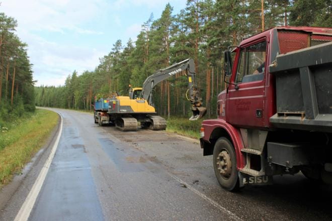 Asvaltointiin valmistaudutaan. Tienpenkkoja puhdistettiin Karijoella tänään. KUVA: TAUNO RIIHILUOMA