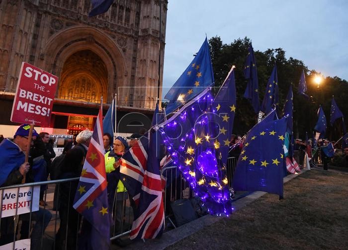 Brexitiä vastustavat mielenosoittajat kokoontuivat maanantaina sankoin joukoin Britannian parlamentin eteen Lontoossa.