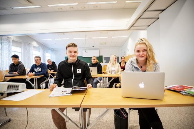 Janne Lehto ja Helmi Joensuu (edessä) pyrkivät Poliisiammattikorkeakouluun. Heitä kiinnostavat työt kentällä.KUVA: KRISTA LUOMA