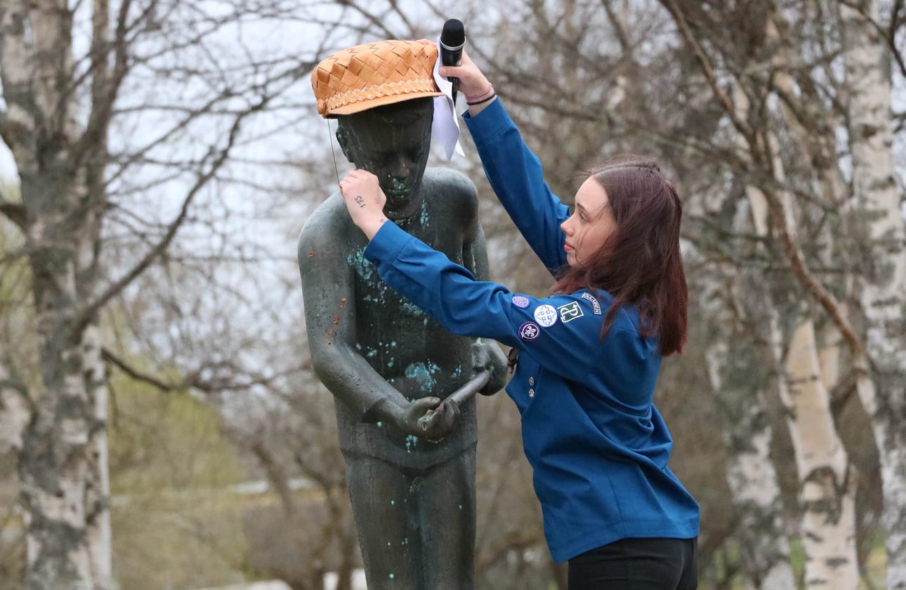 Pohjan Ilveksen partiolaiset lakittivat Rapupoika-patsaan.