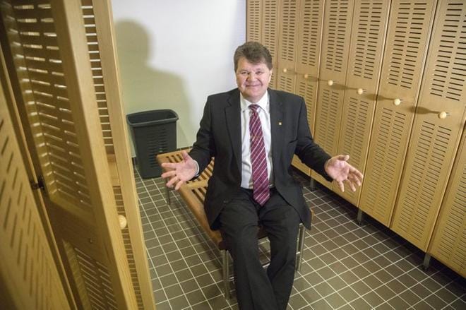 Wallin toimi eduskunnan saunavaliokunnan presidenttinä päättyneellä vaalikaudella. Valiokunta on vastaveto eduskunnan naisverkostolle ja valiokunnan ahkerimmat jäsenet ovat maakuntien miehiä.