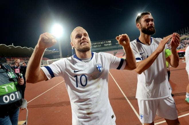 Teemu Pukki ja Tim Sparv juhlivat kannattajien kanssa hyvää karsinta-alkua. KUVAT: MIKKO STIG /LEHTIKUVA