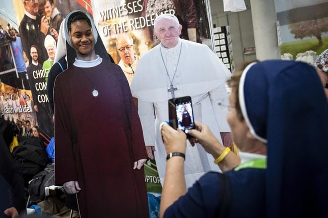 Katolilaisille paavin tapaaminen on kohokohta. Dublinissa nunna otti kuvaa, kun toinen nunna poseerasi aukosta paavi Franciscuksen pahvikuvan vierellä. Paavi Franciscus vierailee Irlannissa viikonloppuna. KUVA: WILL OLIVER / EPA