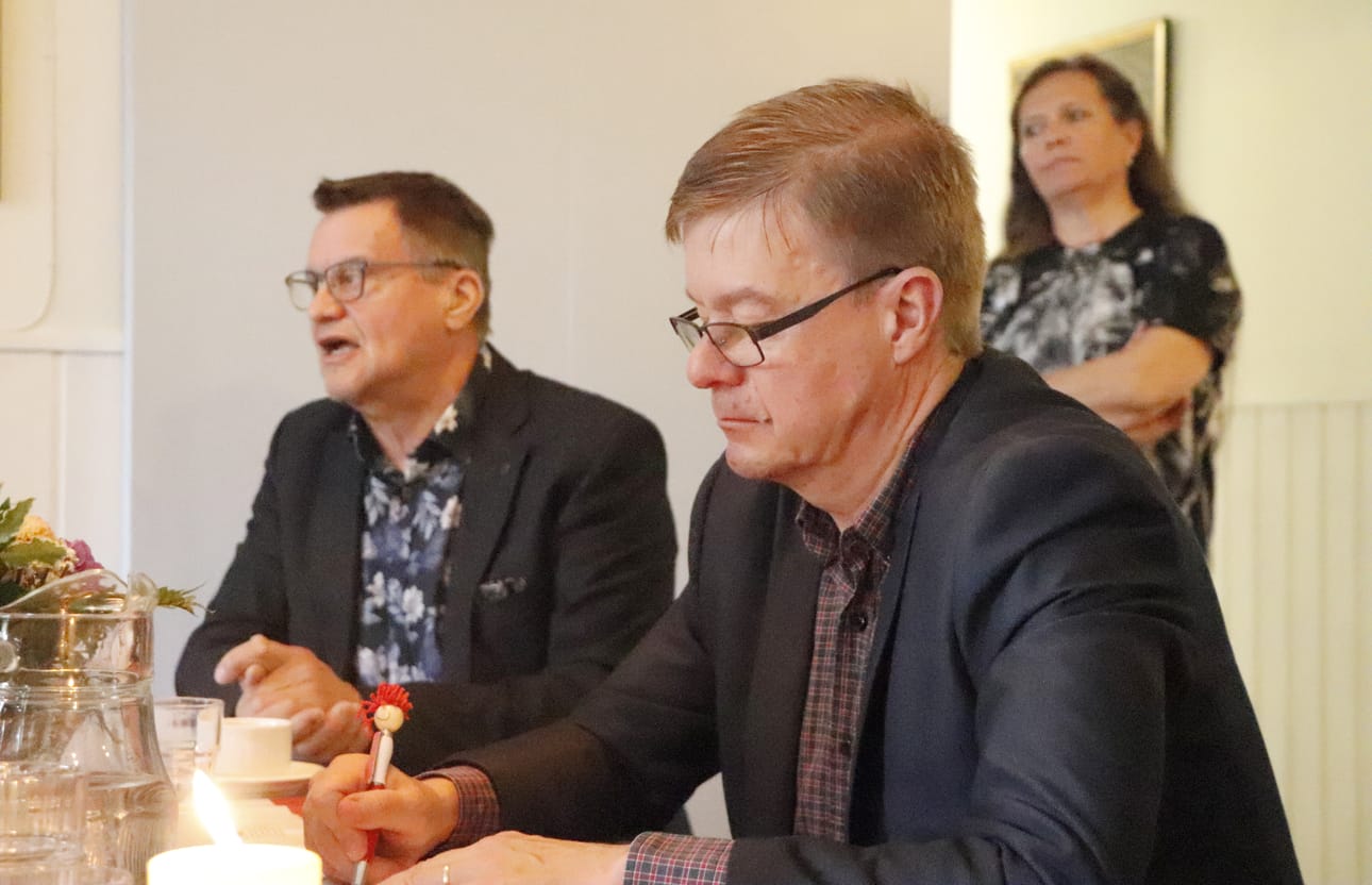 Kansanedustaja Antti Rantakangas teki vakavana kirjauksia, kun erityisopettajana ansioitunut Tuomo Vilppola kertoi, mitä seurauksia lasten rajattomasti kasvattamisesta on. Taustalla kuulolla kehitysjohtaja Auli Siekkinen.