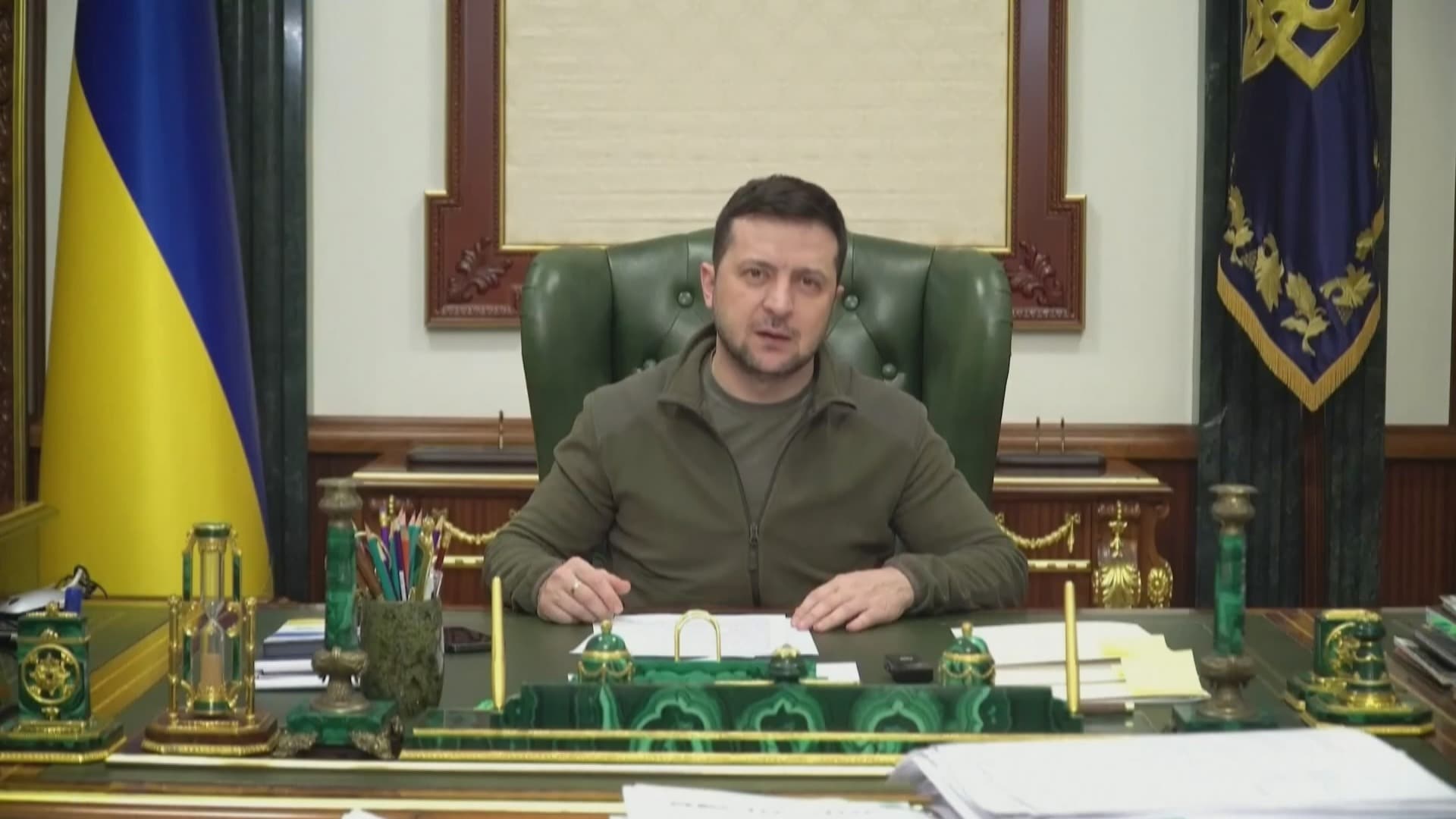 Ukrainan presidentti Zelenskyi julkaisi videon presidentin kansliasta ensimmäistä kertaa Venäjän hyökkäyksen alettua: "En ole piilossa"