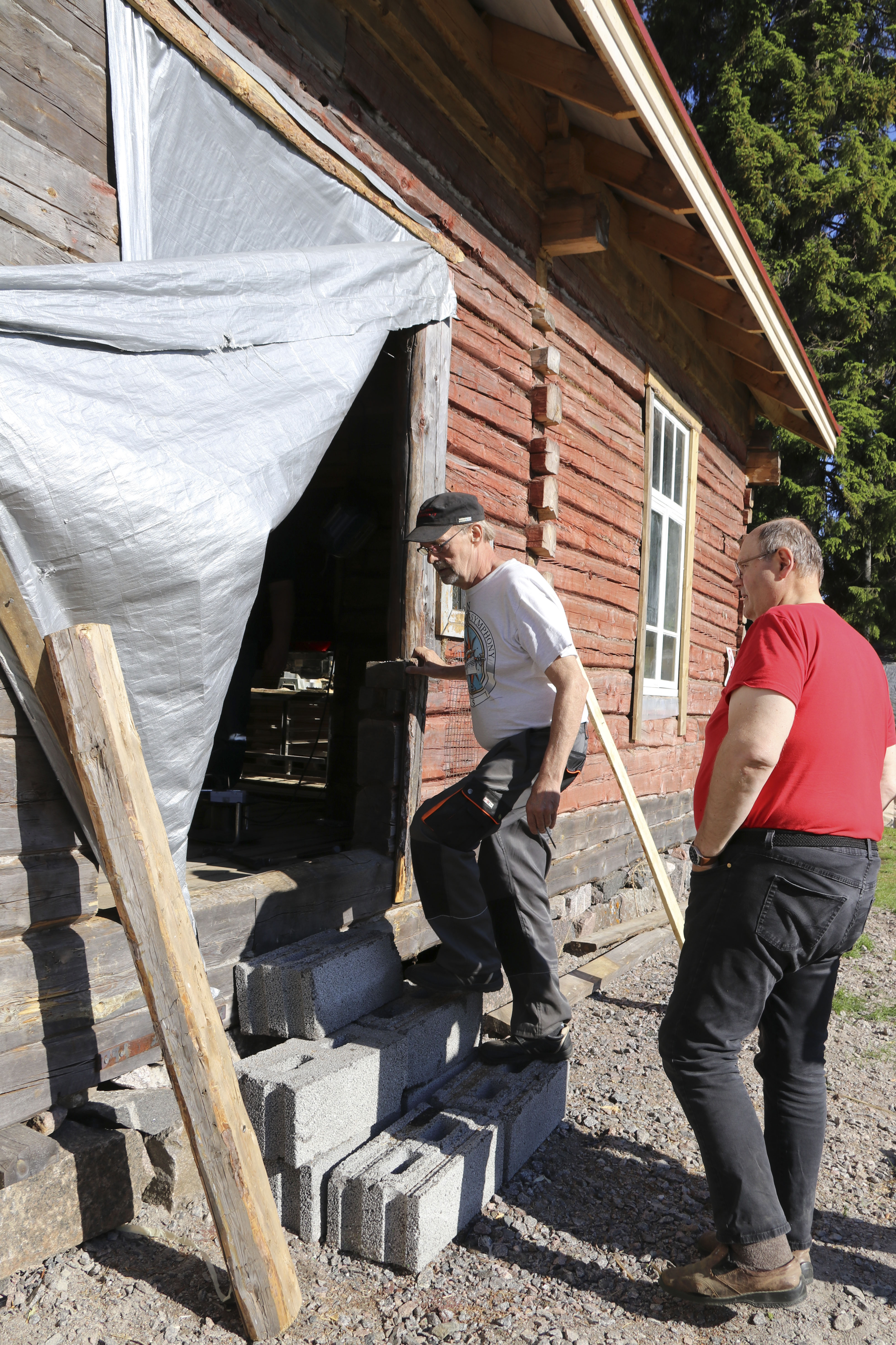 Väinölää on remontoitu vuodesta 2014. Ikkunat ovat jo paikoillaan mutta ovet vielä puuttuvat. Sisälle astumassa Erkki Honka ja Jukka Tuuri.