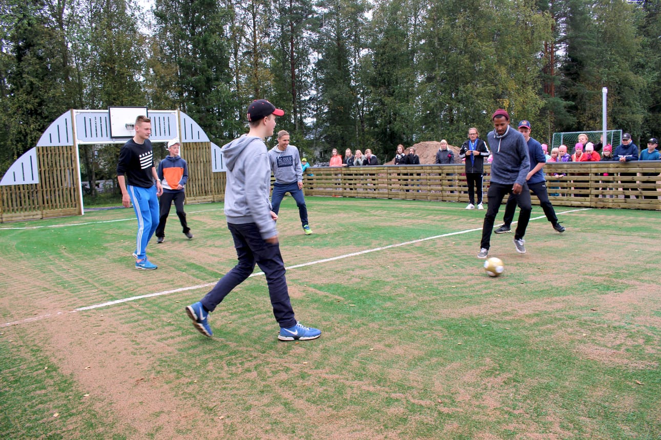 AC Oulun edustuspelaajat Rasmus Karjalainen, Lassi Nurmos ja David Ramadingaye kohtasivat vihkiäisottelun ensimmäisillä peliminuuteilla Matias Nurmelan, Rami Kurkisen, Janne Stillin sekä kuvasta puuttuvan Samuel Nurmelan. Tuomarina pilliin puhalsi Palloliiton Ari Härkönen.