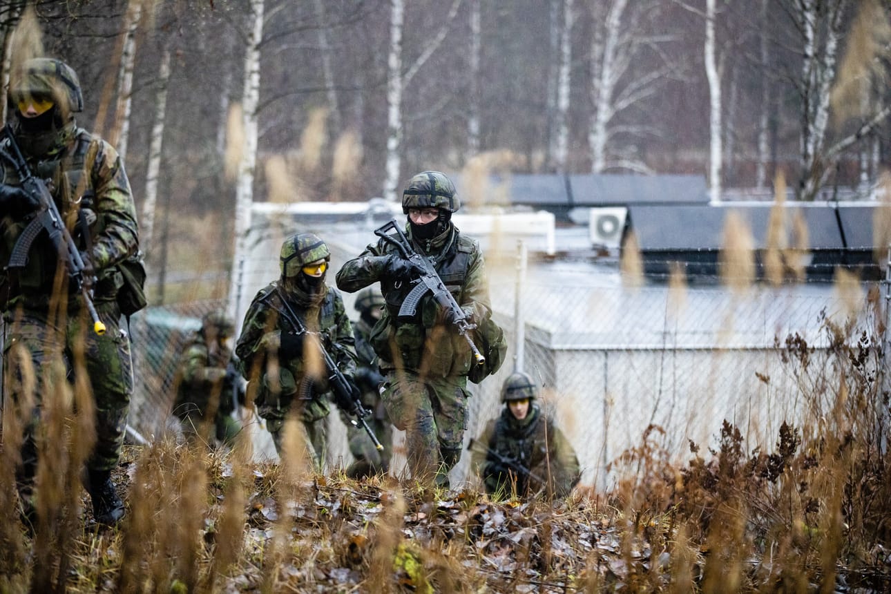 Ainakin Suomen armeija on varusteltu paljon paremmin kuin loppuvuonna 1939. Kuva on puolustusvoimien meneillään olevasta pääsotaharjoituksesta Kaakko 19:stä.