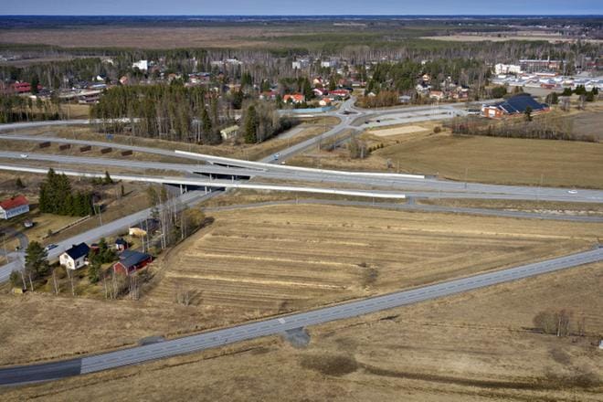 Tämän alueen rakentamisesta on kiistelty vuosia. Paikka on Nurmossa valtatien 19 ja Keski-Nurmontien yhtymäkohdassa. Eepeen tontti näkyy kuvan alareunassa kulkevan tien etupuolella. Arkistokuva.