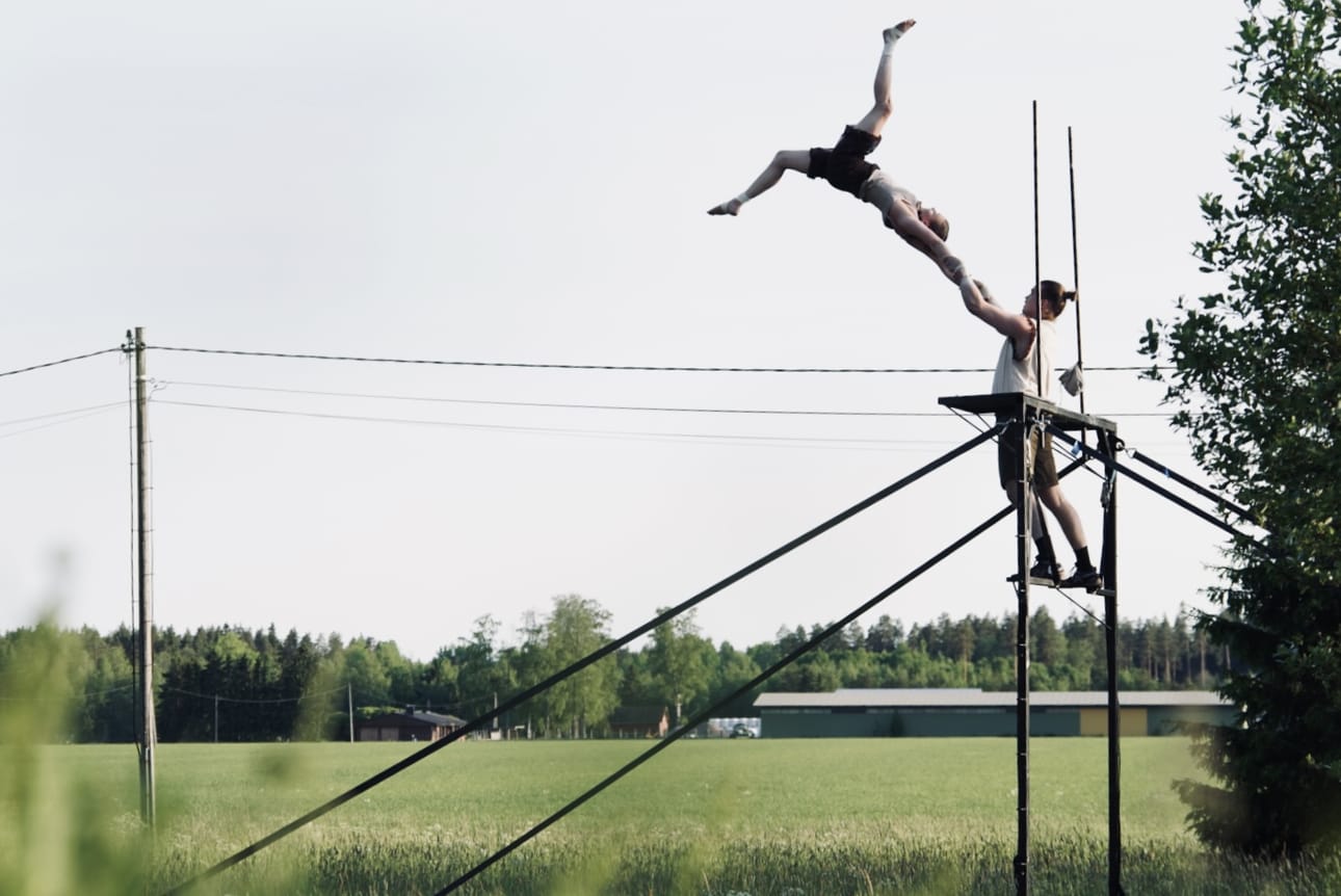 Katusirkuskarnevaalin juuret ovat sirkuskollektiivi Arctic Ensemblen luomassa konseptissa. Kuvassa ilma- ja pariakrobaatti duo Inka Pyykkönen ja Joel Kontturi.