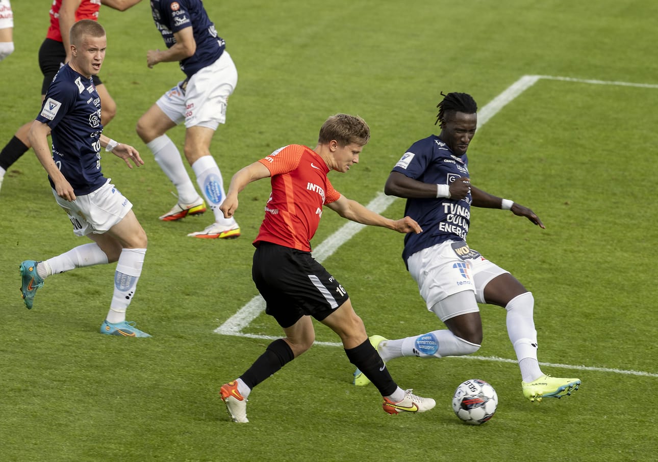 AC Oulun puolustaja Sandro Embalo estää FC Interin Tommi Jyryä maalintekotilanteessa. AC Oulun Jere Kallinen seuraa taustalla.