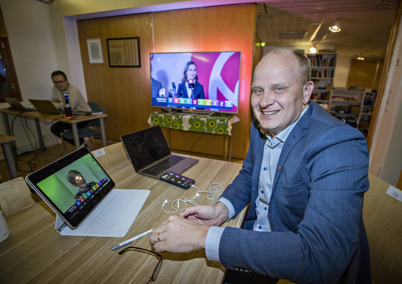 Tomi Kaismo kuvattuna aluevaalien vaalivalvojaisissa tammikuussa 2022.