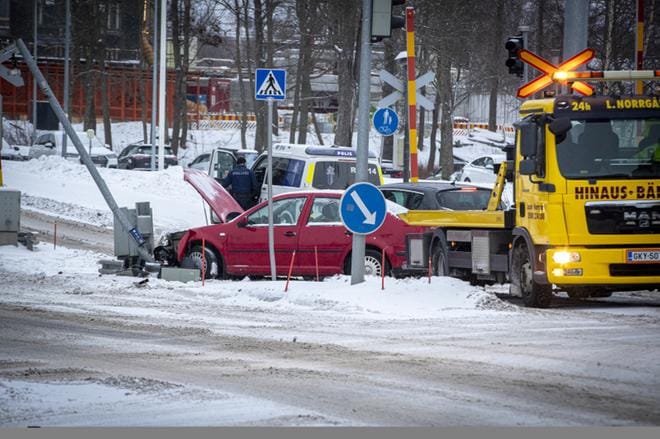 Onnettomuus sattui Konepajankadun ja Ratakadun risteyksessä. Kuva: Paula Kaskimaa