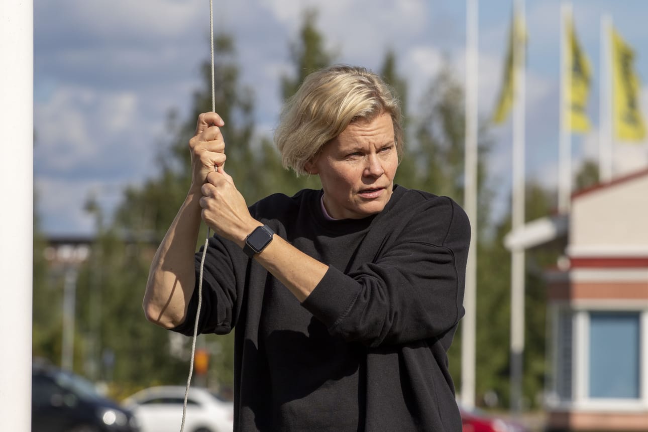 Kirjailija Paula Noronen osallistui tämän vuoden LimmiFesteille vierailemalla kouluissa ja nostamalla salkoon tapahtuman lipun.