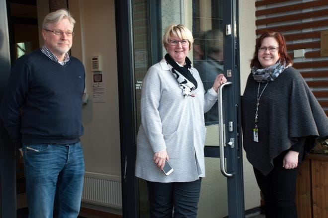 Mauri Haapasaari, Ulla Koivisto ja Johanna Olsson kutsuvat kaikki uusista työmahdollisuuksista kiinnostuneet ensi viikolla Fasadiin. KUVA: KAROLIINA SYRJÄ