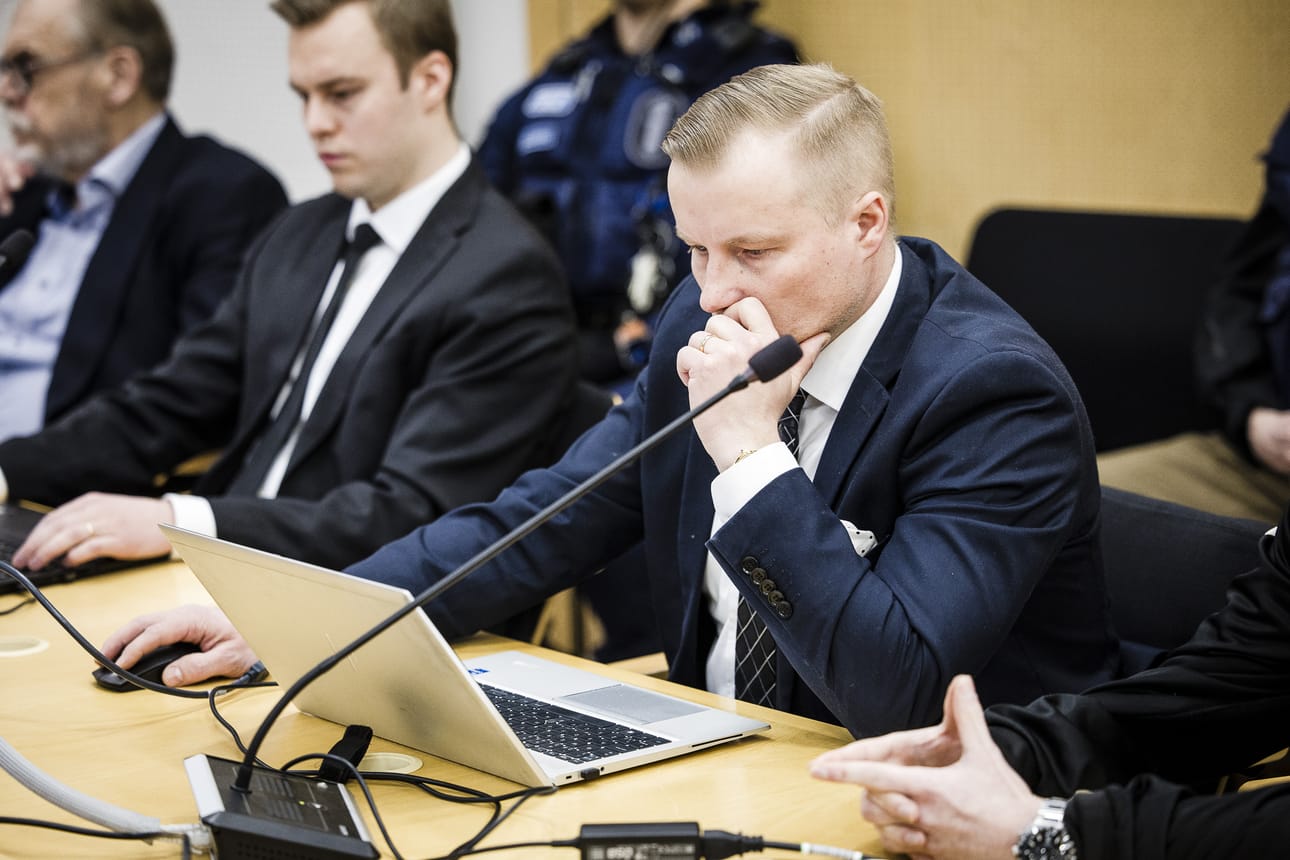 Antti Hyvönen on kateissa olevan syytetyn asianajaja. Hän oli yrittänyt tavoitella syytettyä. Takana näkyy muiden syytettyjen asianajajat Ilkka Ikäheimo ja Jani Pakanen. Kuva on otettu tiistaina oikeudenkäynnistä.