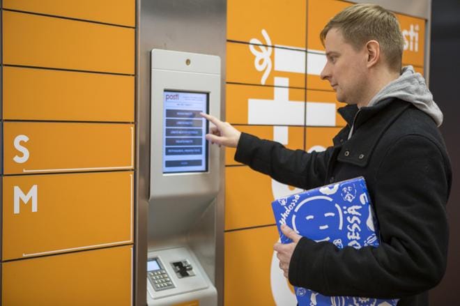 Taloyhtiön tilojen automaatteihin saa pakettien toimituksen normaalin postipaketin hinnalla. kuva vesa kippola