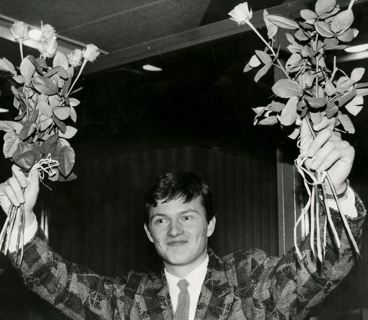 Mikko Haapakoski sai tammikuussa 1987 sankarin vastaanoton Oulussa. Alle 20-vuotiaiden MM-kulta oli Suomelle ensimmäinen maailmanmestaruus jääkiekossa.