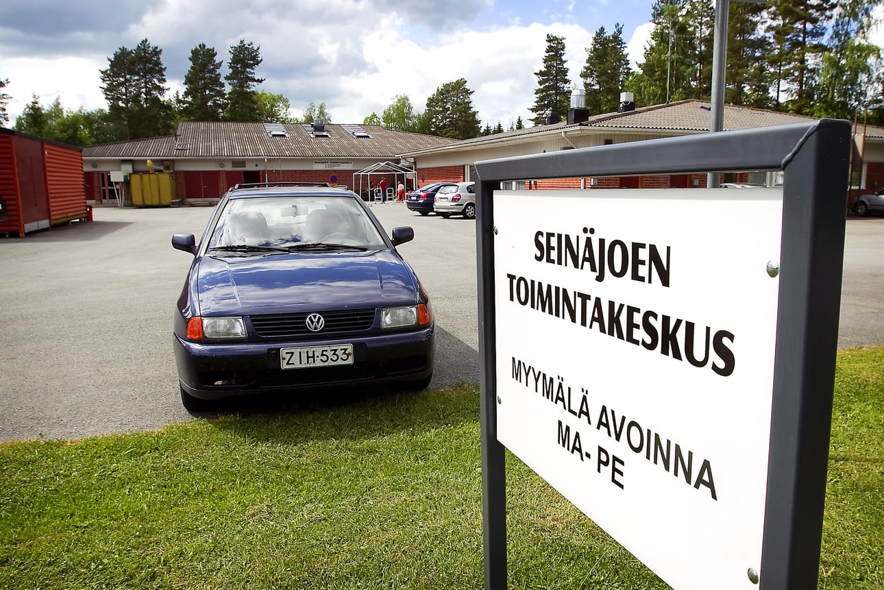 Seinäjoen toimintakeskuksen tilat Tilat Kärjessä ovat olleet jo pitkään hyvin ahtaat, ja sisäilmaongelmien takia osa talosta toimii konteissa. Arkistokuva.