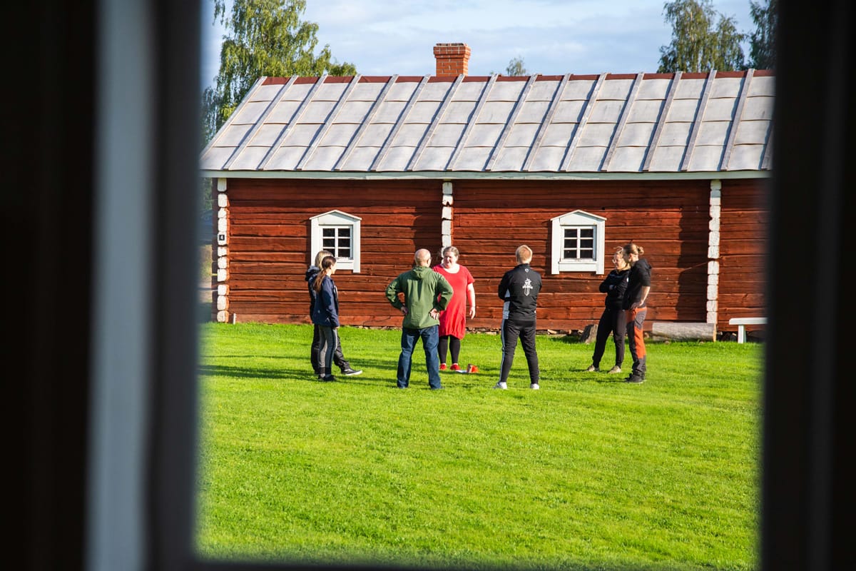 Musiikkipalvelu Sävelen yrittäjä, musiikkiterapeutiksi opiskeleva Kaisa Alatalo luotsaamassa Hiirilimpun työntekijöitä Rovaniemen kotiseutumuseossa.
