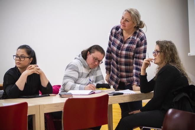 Kiusaamisen vastaista työtä tekevät verkostoituivat keskiviikkona Seinäjoen kirjastossa järjestetyssä keskustelutilaisuudessa. Tilaisuuden järjestivät Elina Viljamaa (oikealla) ja Kati Särmö (ruutupaidassa). Noora Knaapila (vas.) ja Katja Virkki Toivolanrannan vanhempainyhdistyksestä Peräseinäjoelta lähtivät hakemaan tapahtumasta yhteistyökumppaneita. KUVA: MARJUT KRIIKKU