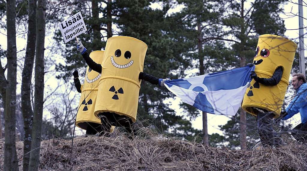 Ydinvoiman vastustajat osoittivat mieltään Kesärannan portin tuntumassa Helsingissä eilen, kun hallitus käsitteli iltakoulussaan ydinvoimalupahakemusasiaa.