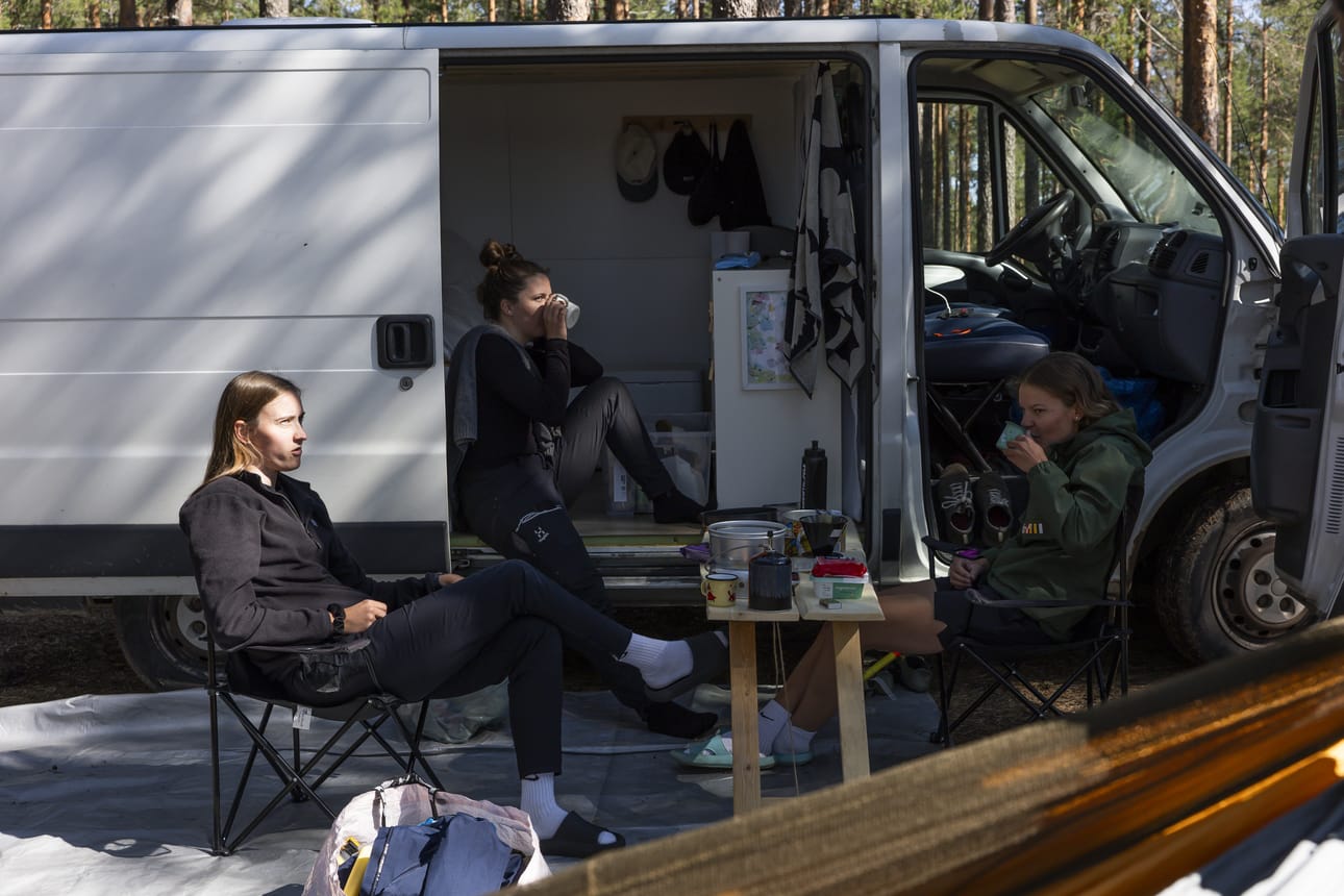Sisarukset Josefiina Nissilä (vas.), Armiida Similä ja Edla Similä Kirkaslammella tunnelmoimassa aamupäivällä ennen kuin alkavat sukeltaa.