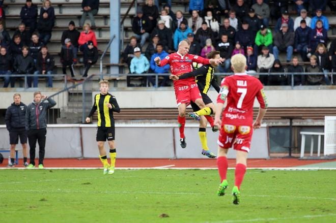 Mainion ottelun pelannut Adam Vidjeskog pani itsensä likoon joka tilanteessa. Thomas Kula seuraa tilannetta vierestä. KUVA: GLENN HÄGG