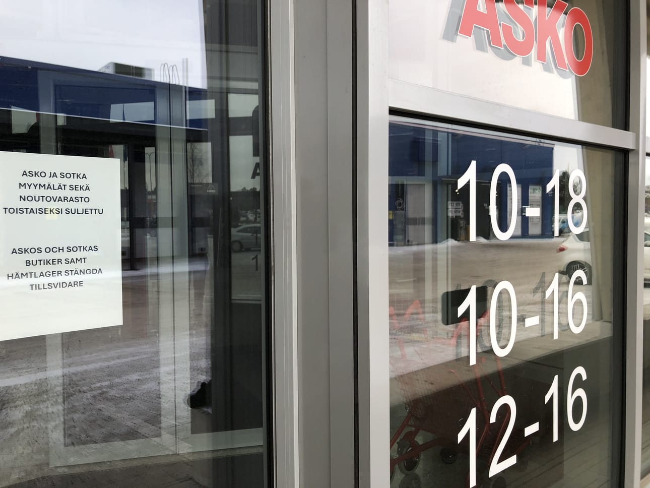 Lappu liikkeiden ovessa kertoi maanantaina, että myymälät ja varasto ovat toistaiseksi suljetut.