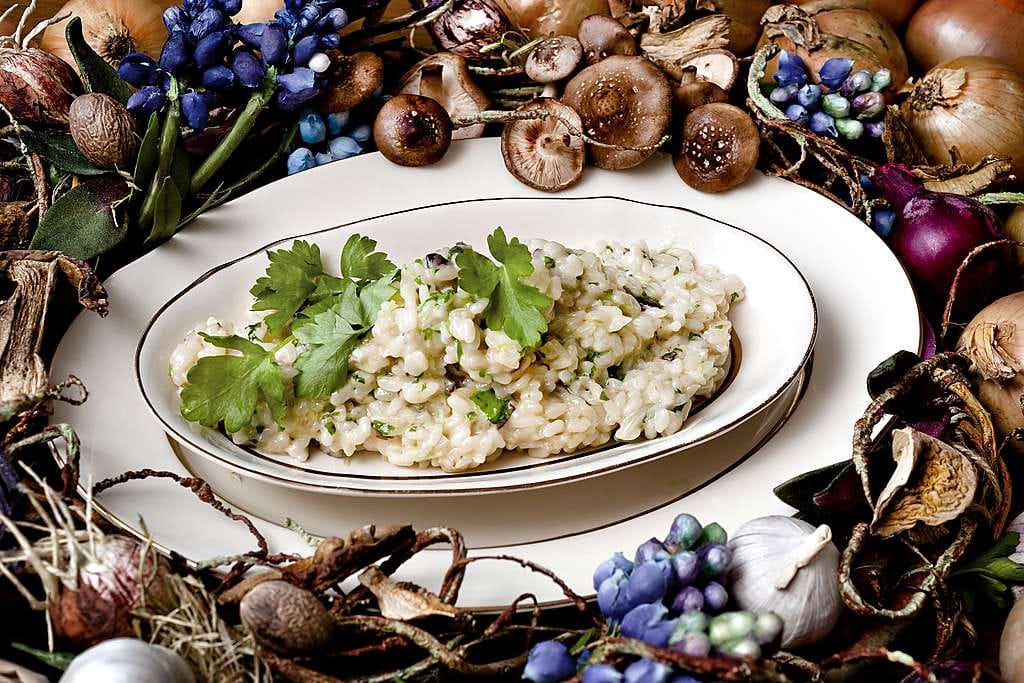Risotto on maukas arkiruoka, mutta huolella valmistetun risoton äärelle voi kutsua rakkaimmat ystävät. Arjen perusrisottoa on helppo jalostaa juhlavammaksi vaikkapa kesän sienisadolla.