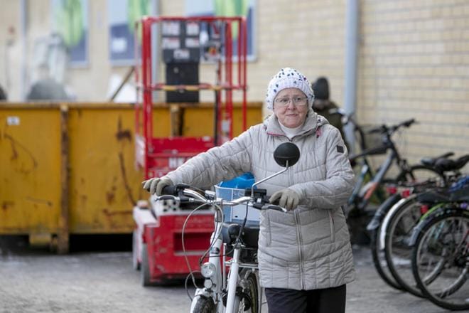 Ilmajokelainen eläkeläinen Aulikki Mäki pitää hyvänä tiukkoja koronarajoituksia ja joulutapahtumien perumisia. KUVAT: JAAKKO ELENIUS