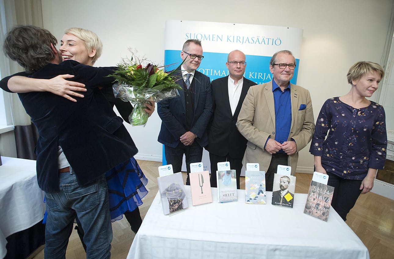 Kuvassa kirjailijat Laura Lindstedt, Kari Hotakainen, Markku Pääskynen, Panu Rajala ja Selja Ahava. Kuvasta puuttuu Pertti Lassila.