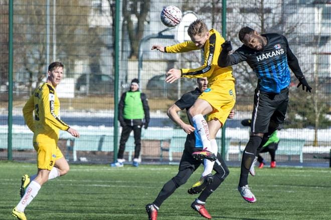 VPSn Mikko Viitikko oli FC Interin Guy Gnabouyoun kanssa vaikeuksissa. Kuva: Jari Laurikko