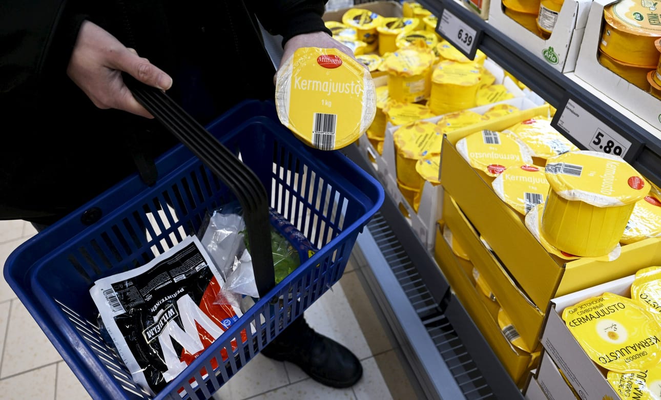 Kaupan liiton selvityksen mukaan 61 prosenttia suomalaisista tekee ostoksia usein ennen kaikkea hinnan perusteella. Arkistokuva. LEHTIKUVA / Vesa Moilanen