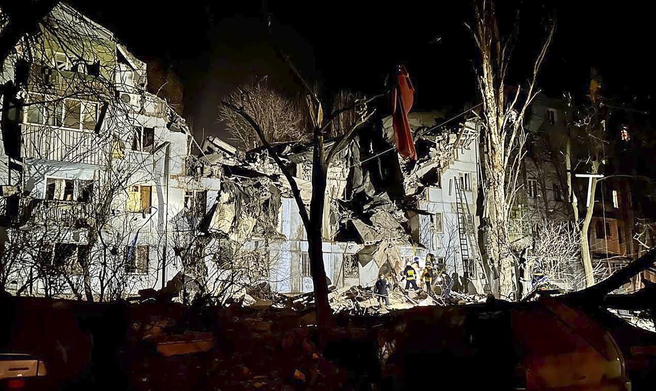 Kuvassa Venäjän ohjusiskussa 2. maaliskuuta tuhoutunut asuinrakennus Zaporizhzhjan kaupungissa.