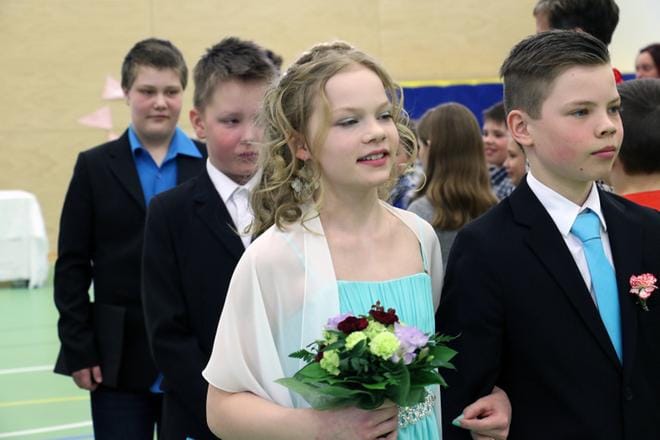 Ohi on. Emmi Rintatalo ja Anton Tamsi astelevat pois alttarilta. Kaukana takana näkyy pappi Aaro Annanmäki.