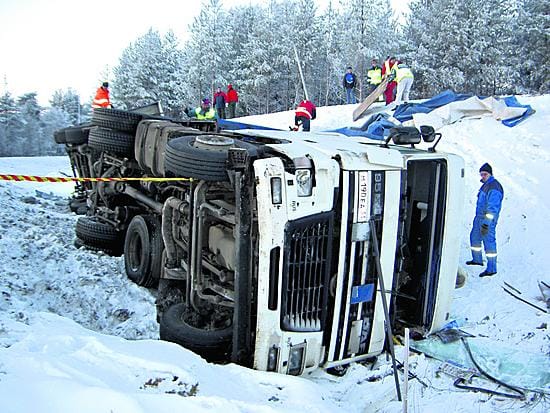 Rekka kaatui kyljelleen kiertoliittymässä.