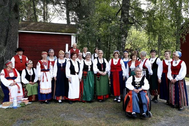 Perinteisessä pohjalaisessa pihapiirissä nähtiin lukuisia erilaisia kansallispukuja. Arvokkaat puvut ovat pääasiassa käsintehtyjä, jonka ansiosta ne kestävät usein vuosikymmenien ajan. KUVAT: JOUKO HÄNNINEN