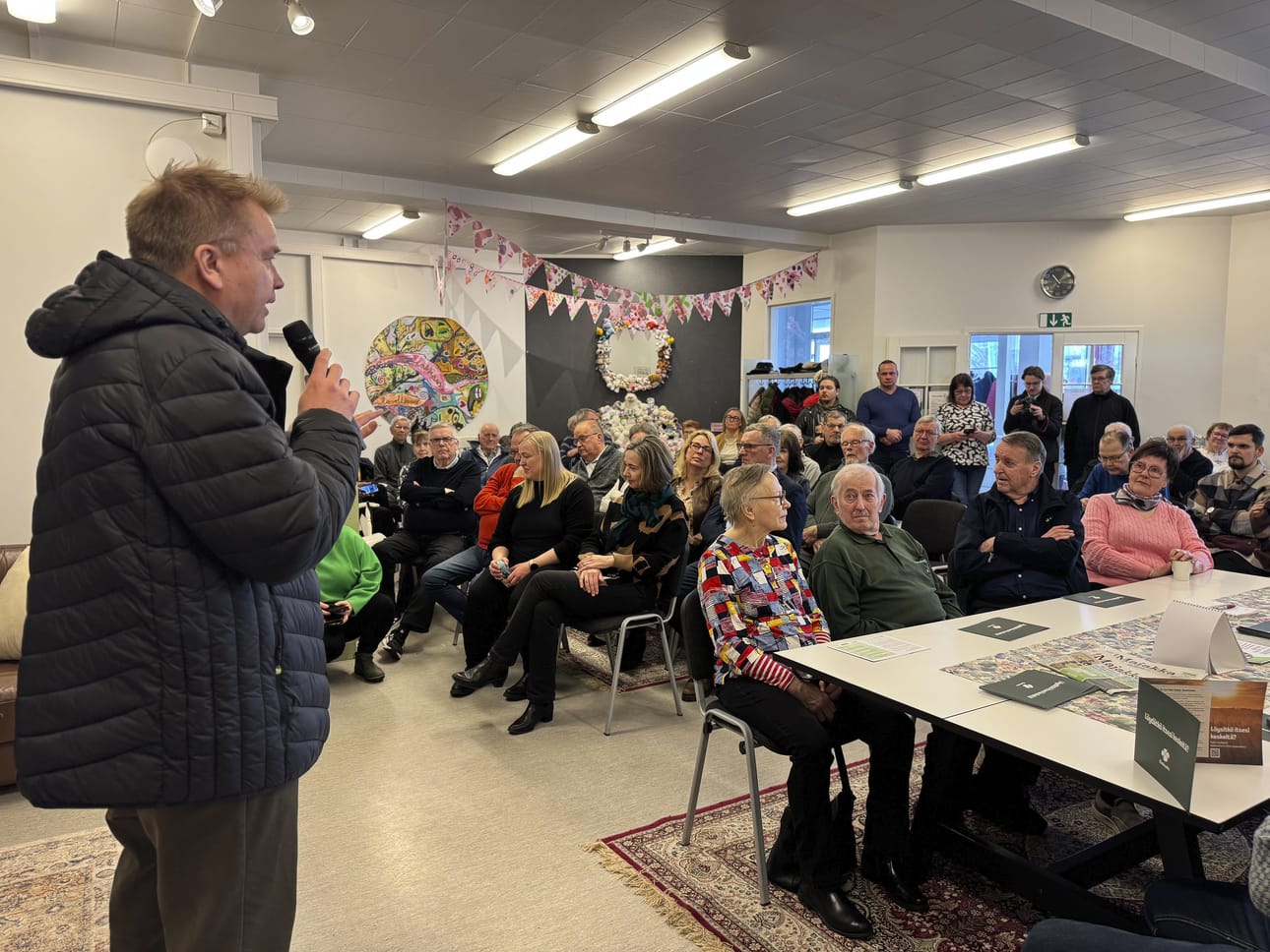 Oulaisten Olotila oli täynnä väkeä, kun kansanedustaja, keskustan puheenjohtaja Antti Kaikkonen vieraili perjantaina Oulaisissa.