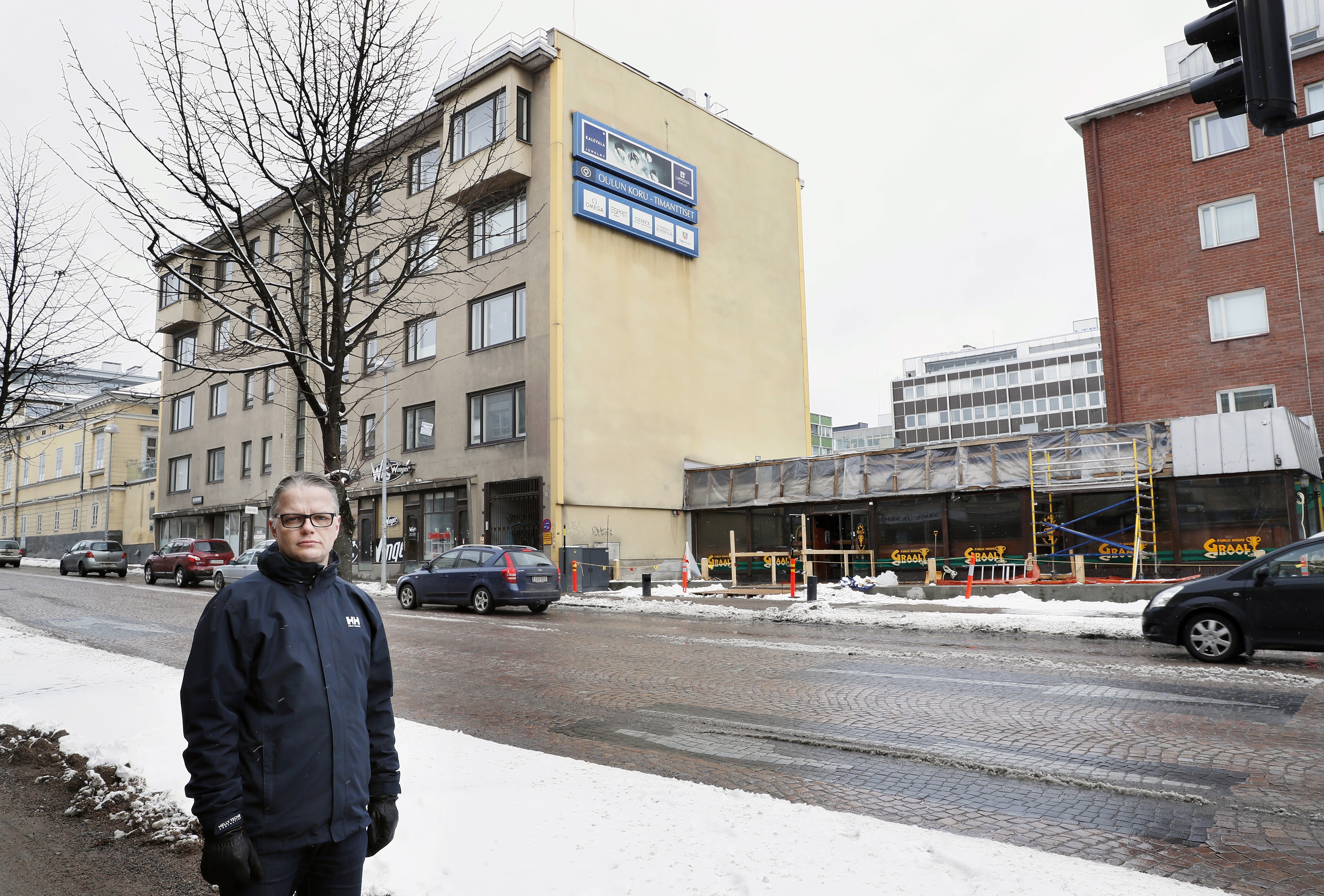 Taloyhtiön hallitus on jo näyttänyt vihreää valoa seinämaalauksen luonnokselle, kertoo isännöitsijä Seppo Niemelä Oulun Isännöitsijätoimisto Oy:stä. Ennen maalaustyön aloittamista kerrostalon päätyseinästä poistetaan koruliikkeen vanha valomainos.