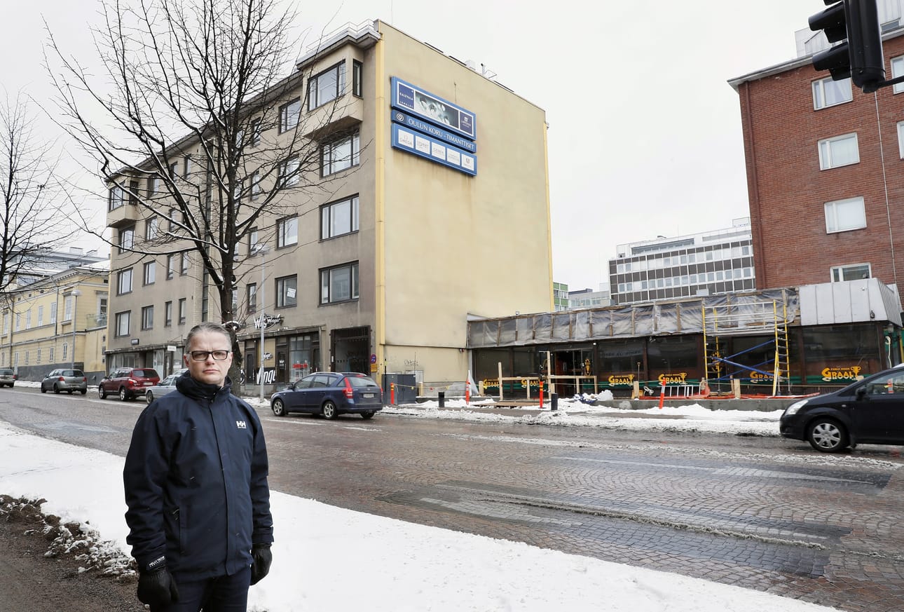 Taloyhtiön hallitus on jo näyttänyt vihreää valoa seinämaalauksen luonnokselle, kertoo isännöitsijä Seppo Niemelä Oulun Isännöitsijätoimisto Oy:stä. Ennen maalaustyön aloittamista kerrostalon päätyseinästä poistetaan koruliikkeen vanha valomainos.