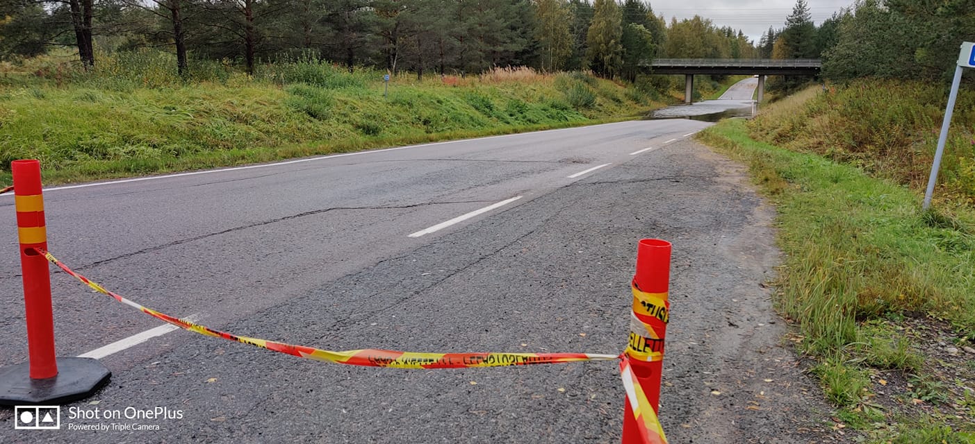 Oulaisissa Amiraalintien junaradan alitus oli torstaiaamuna veden vallassa. Kiertotiet olivat käytössä. 