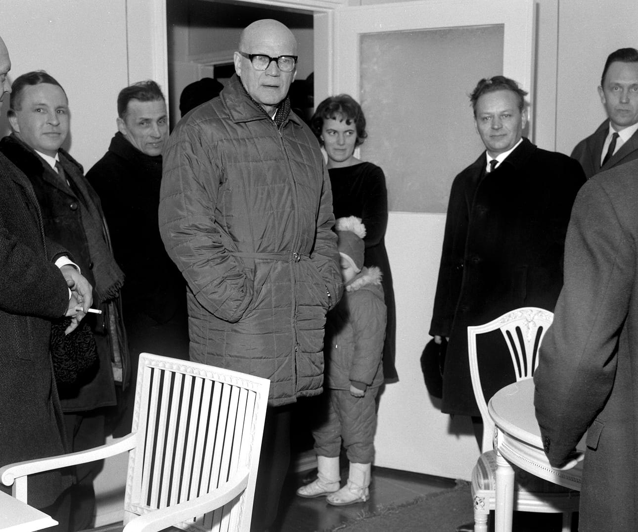 Tasavallan presidentti Urho Kekkonen vieraili Wiik & Kumppanien tyylihuonekalunäyttelyn tiloissa Jurvassa 19.2.1966. Nykyään samassa tilassa on Jurvan Sanomien toimitus.