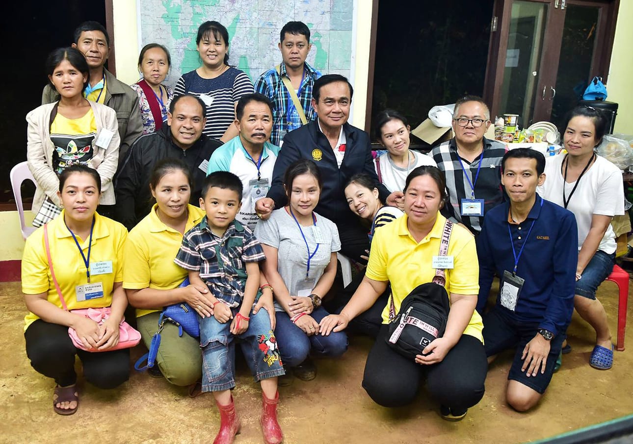 Thaimaan pääministeri Prayut Chan-o-cha tapasi poikien perheitä maanantaina.